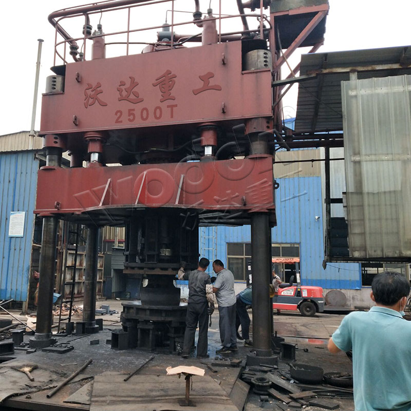 2500噸(dūn)封頭油(yóu)壓機