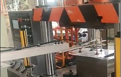 160噸拉伸(shen)機配機(ji)械手