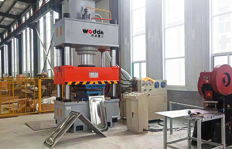 500噸不鏽鋼水(shui)箱成型液壓(yā)機客戶現場(chang)視頻