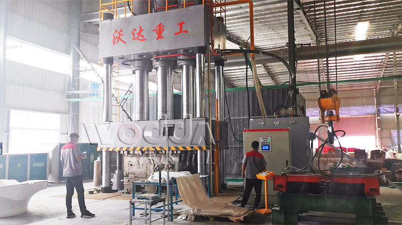 2000噸液壓(ya)機模壓SMC玻(bō)璃鋼風機(ji)