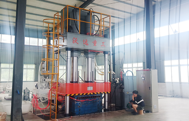 630噸建築(zhù)塑料模殼(ke)成型液壓(ya)機