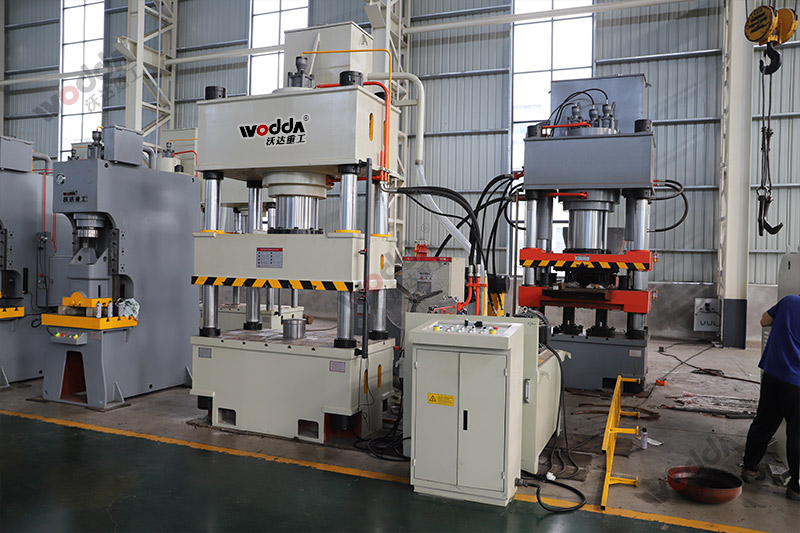 400噸不鏽鋼水箱闆液壓機 400噸不鏽鋼水箱闆液壓機