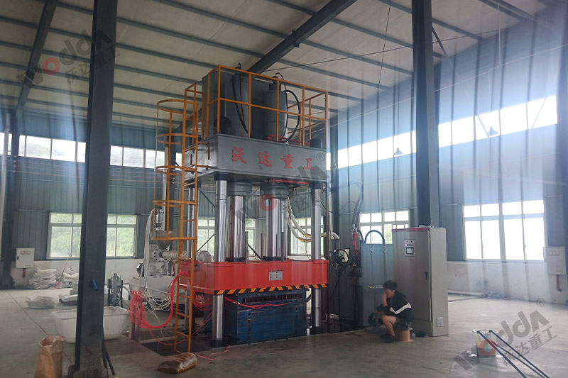 630噸塑料托盤液壓機實景圖 630噸塑料托盤液壓機實景圖