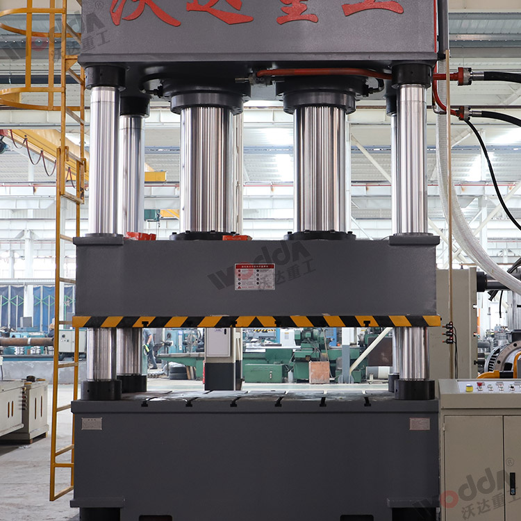 800噸液壓機(四柱、工作台) 800噸液壓機(四柱、工作台)