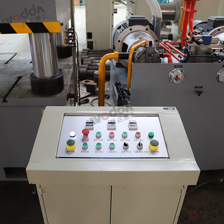 800噸液壓機(集中按鈕控制台) 800噸液壓機(集中按鈕控制台)