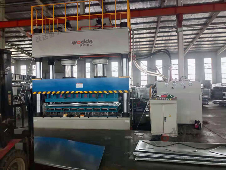 1000噸不鏽鋼水箱闆液壓機現場 1000噸不鏽鋼水箱闆液壓機現場