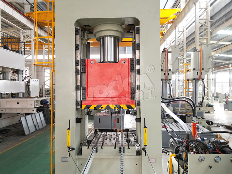 630噸框架式液壓機(滑塊與工作台) 630噸框架式液壓機(滑塊與工作台)