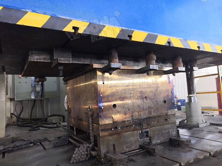 複合材料熱壓成型加工現場 複合材料熱壓成型加工現場