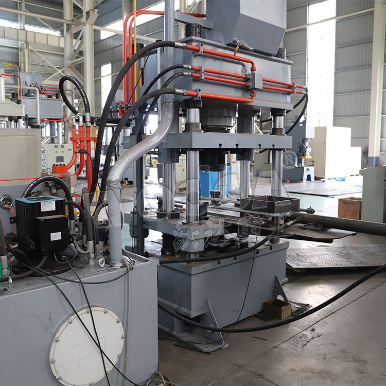 200噸四梁四柱液壓機背面.jpg 200噸四梁四柱液壓機背面.jpg