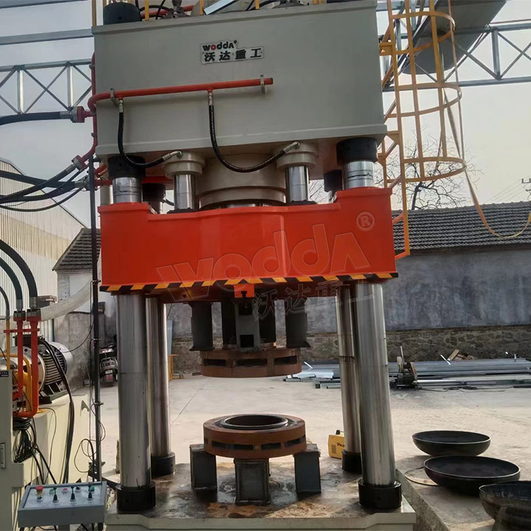 800噸封頭液壓機客戶現場 800噸封頭液壓機客戶現場