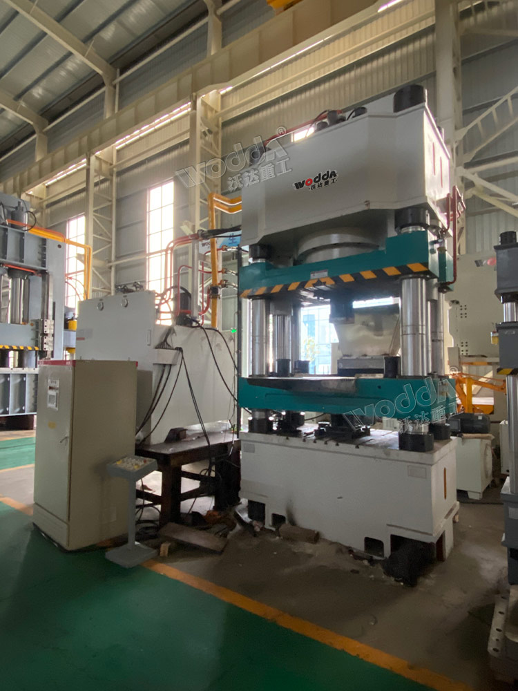 800噸鹽磚機車間試機 800噸鹽磚機車間試機