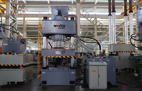 630噸三梁四柱(zhù)液壓機試機(jī)現場