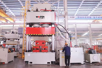 1000噸(dūn)雙缸四(si)柱三梁(liang)液壓機(jī)