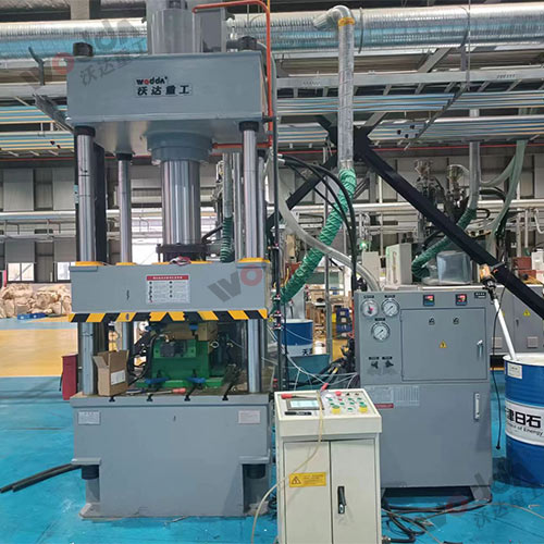 200噸玻(bo)璃鋼絕緣(yuán)子模壓液(ye)壓機