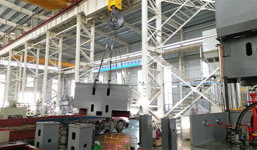 沃達(da)重工2000噸(dūn)框架式(shi)液壓機(ji)裝車發(fa)貨