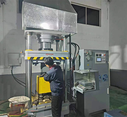 200噸四柱液(ye)壓機熱模(mo)壓刹車閘(zhá)瓦