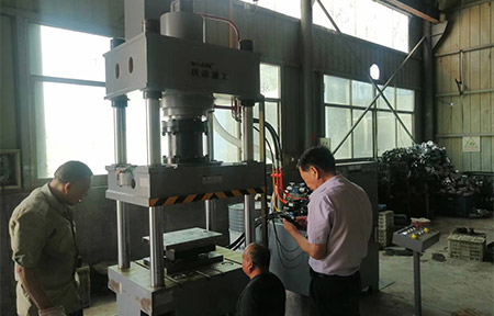 200噸不鏽(xiù)鋼離心風機成(cheng)型液壓機