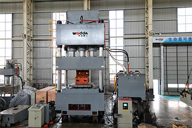 1500噸四柱(zhu)拉伸液(yè)壓機（液(ye)壓墊）