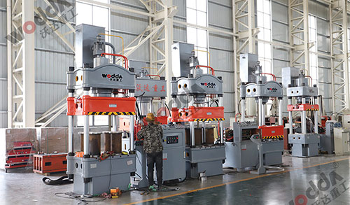 三梁四柱液壓機性能結構介紹 三梁四柱液壓機性能結構介紹