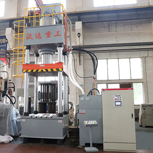 630噸活(huó)性炭成型液(yè)壓機_630噸四柱(zhu)液壓機