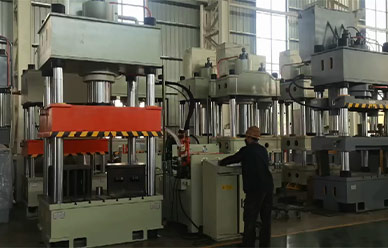 國标315噸四(si)柱液壓機試(shi)機